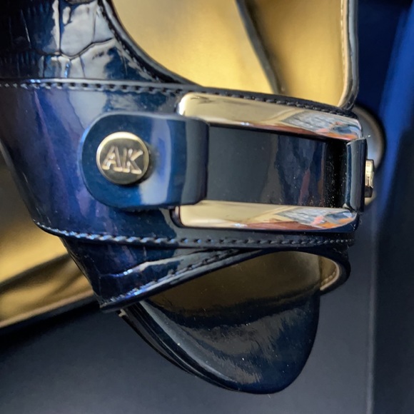 Gorgeous Anne Klein Ladies Heels…Navy Blue Patent w/ gold accent .. - Picture 9 of 9